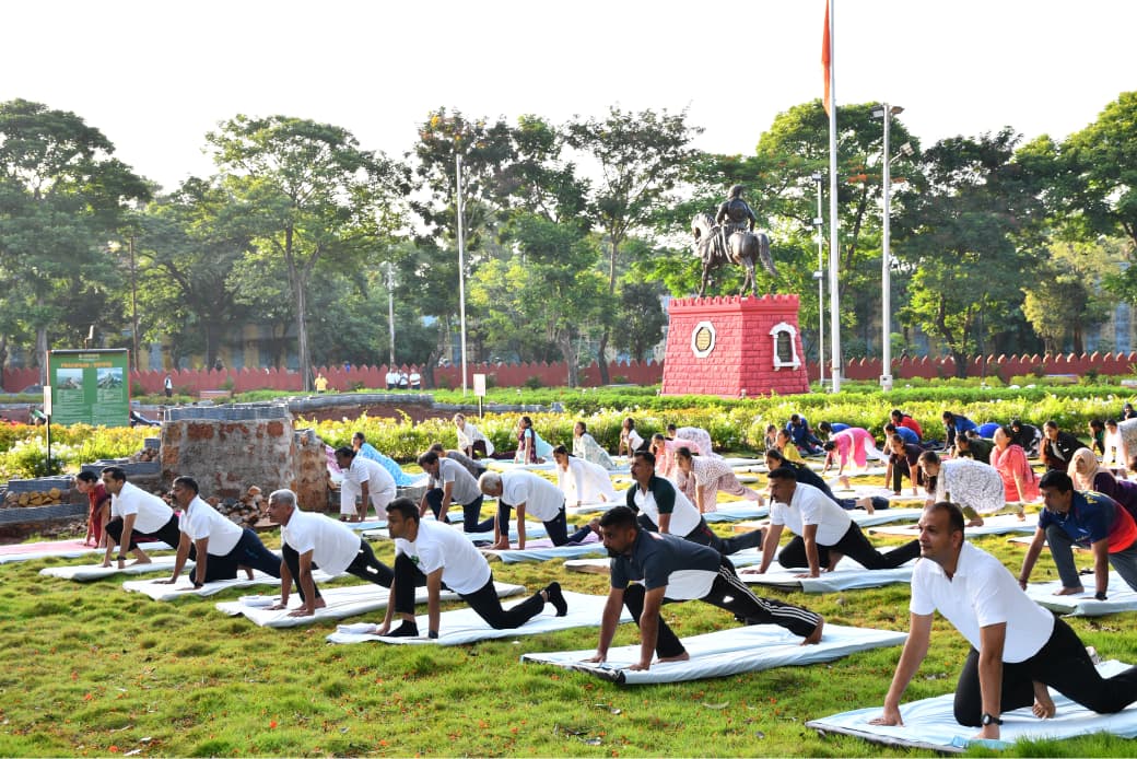 MLIRC ಸೈನಿಕರು ‌ಸಾರ್ವಜನಿಕರು ಸೇರಿ ಬೃಹತ್ ಯೋಗ ಪ್ರದರ್ಶನ