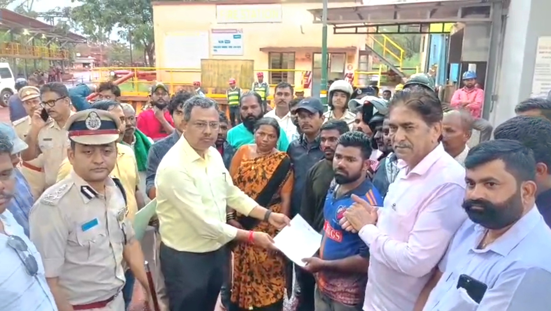 ಹಿಂಡಲ್ಕಾ ಕಂಪನಿ ನೌಕರ ಆತ್ಮಹತ್ಯೆ ಪ್ರಕರಣ: ಮಧ್ಯ ಪ್ರವೇಶಿಸಿ ತಕ್ಷಣ ಪರಿಹಾರ ಒದಗಿಸಿದ ಜಿಲ್ಲಾ ಆಡಳಿತ