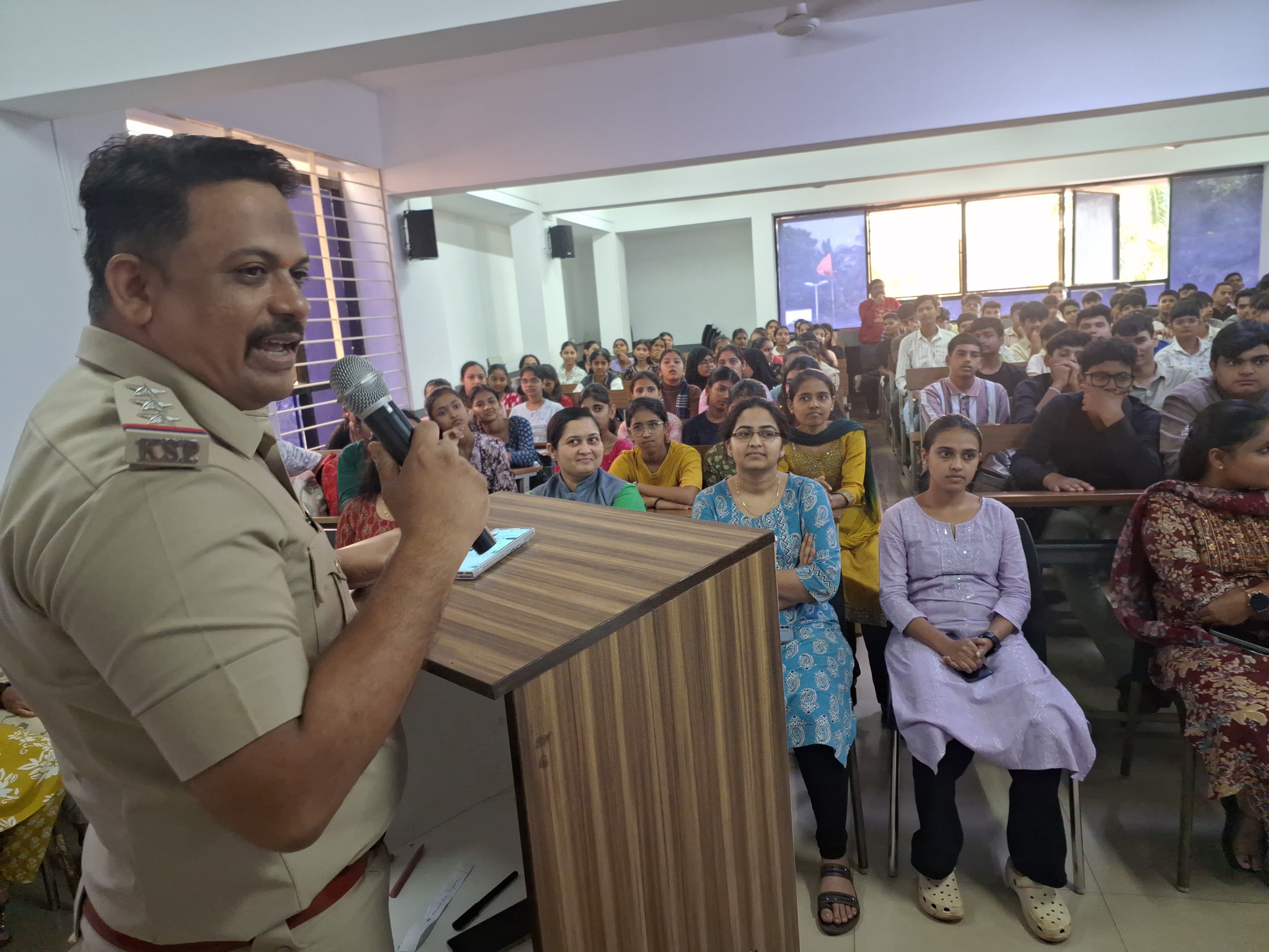 ಮಾದಕ ವ್ಯಸನ ಮತ್ತು ಕಳ್ಳ ಸಾಗಾಣಿಕೆ ವಿರೋಧಿ ದಿನಾಚರಣೆ  : ಸಾಮಾಜಿಕ ಸ್ವಾಸ್ಥ್ಯ ಕಾಪಾಡಲು ಕಾನೂನು ಅರಿವು ಅಗತ್ಯ 