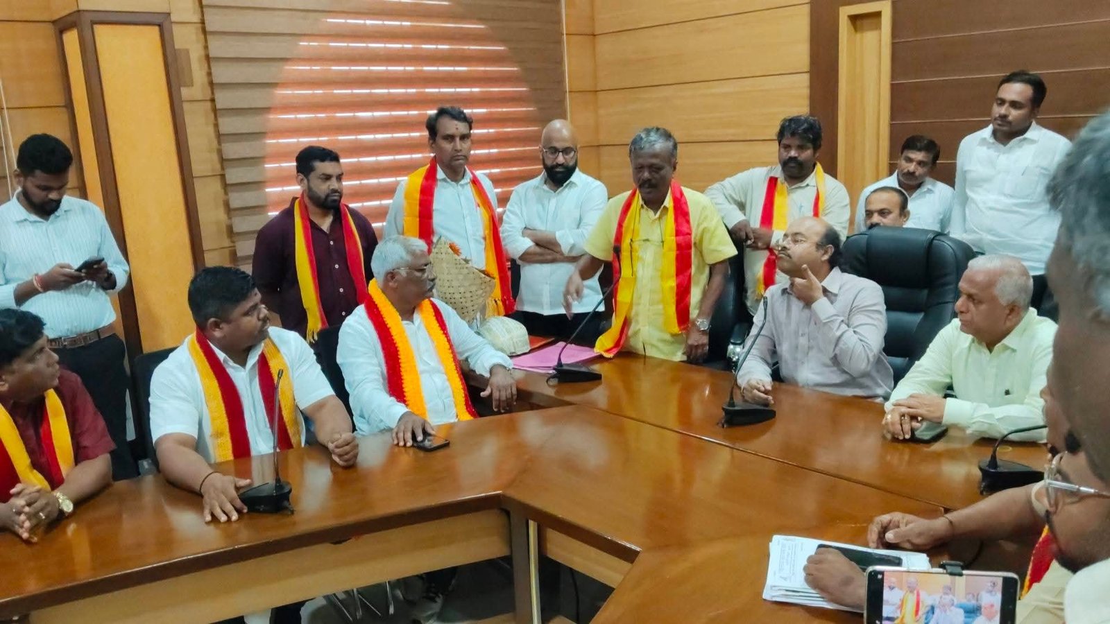 ಗೊತ್ತುವಳಿ ಅಂಗೀಕರಿಸದಿದ್ದರೆ ಕಠಿಣ ಕ್ರಮಕ್ಕೆ ಮುಖ್ಯಮಂತ್ರಿಯೊಂದಿಗೆ ಚರ್ಚೆ - ಸಚಿವ ಯತೀಂದ್ರ ಸಿದ್ಧರಾಮಯ್ಯ ಎಚ್ಚರಿಕೆ